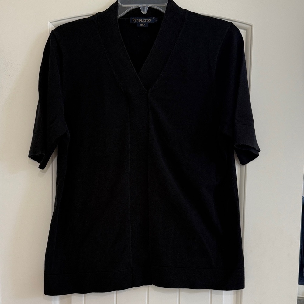 Pendleton Classic Black Short Sleeve V-Neck Knit top. Sz L